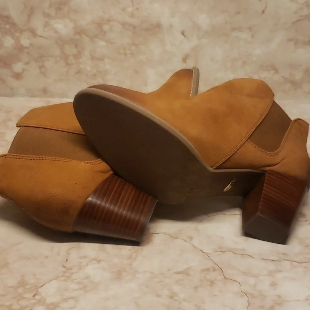 Vionic low heel ankle zip women's boots size 9